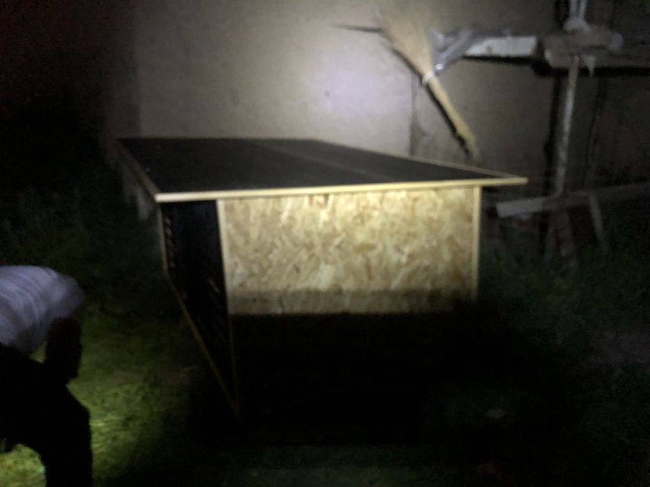 Будка-вольер , для собак — прочная и утеплённая .