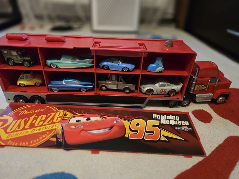 Camion Mack cu 8 masinute McQueen