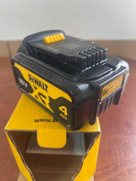 Acumulator DeWalt DCB182 de 18V 4,0 Ah XR Li-Ion (compatibilă cu toate uneltele fără fir DeWalt din seria XR de 18,0 volți )