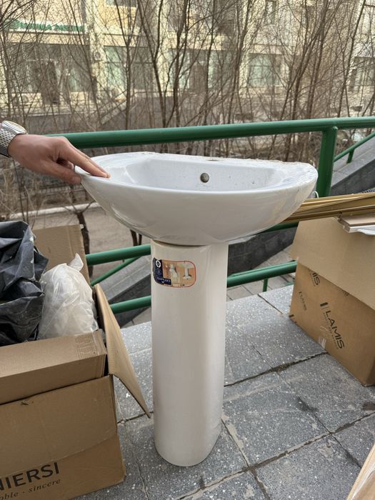 Раковина с пьедесталом (умывальник)