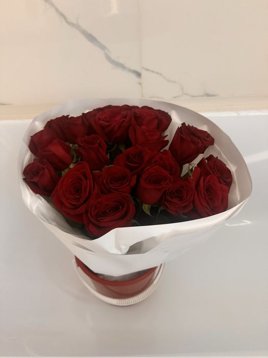 Свежий букет ночью подарили