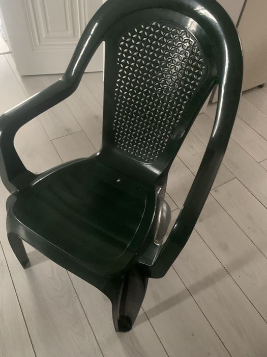 Продам пластиковые стулья