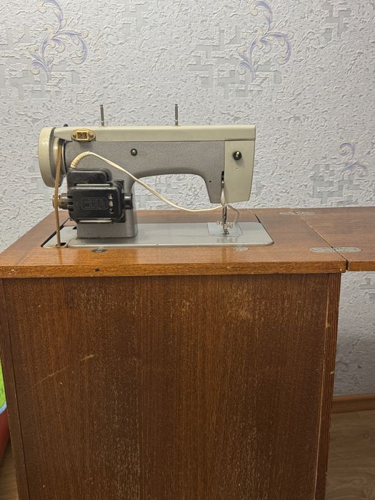 Швейная машина «Чайка-III» в тумбе