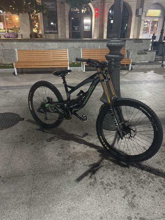 YT Industries TUES – Downhill / Bike Park – FOX 40 – FOX DHX2 Coil – SRAM – Maxxis
