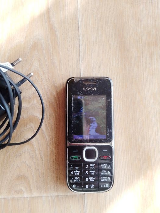 Нокиа C2 с бутони