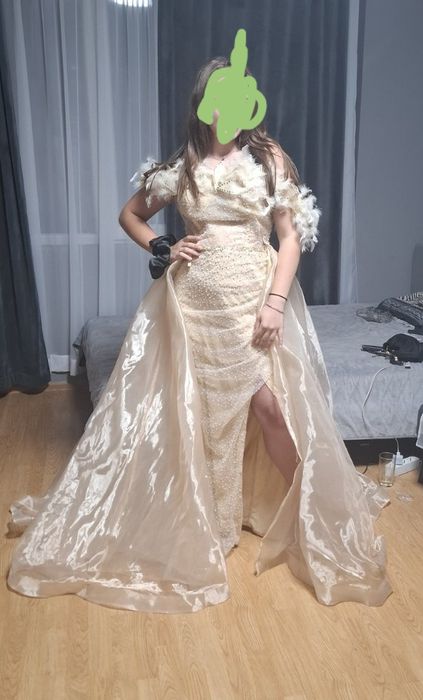 Официална рокля с пера и шлейф