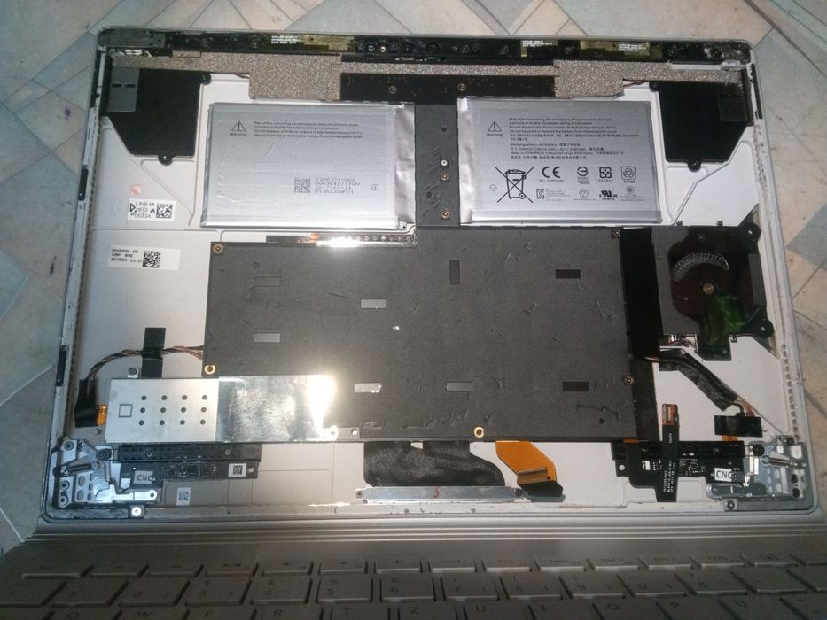 Microsoft surface book pro цял лаптоп за части.