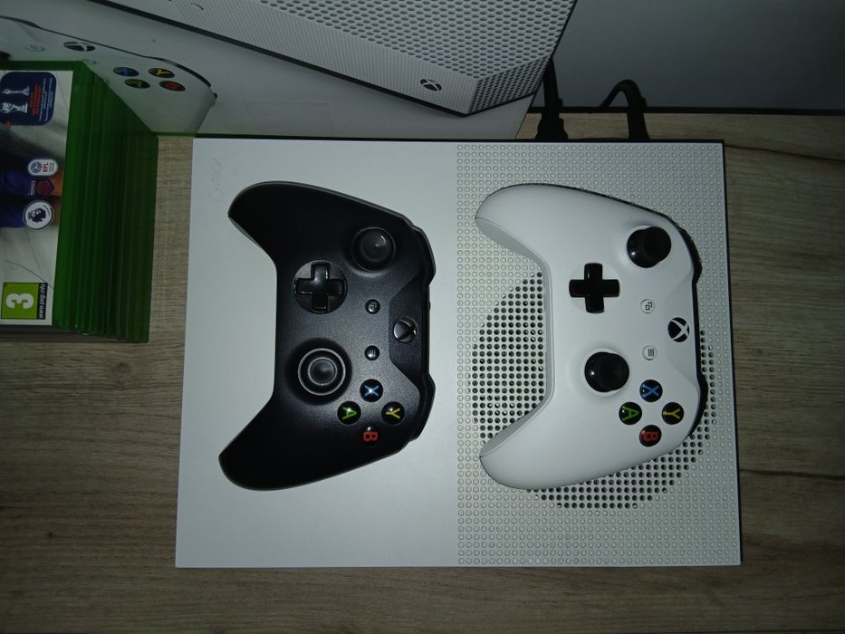 Vând Xbox One S 500 GB 12 Jocuri + 1 Controller