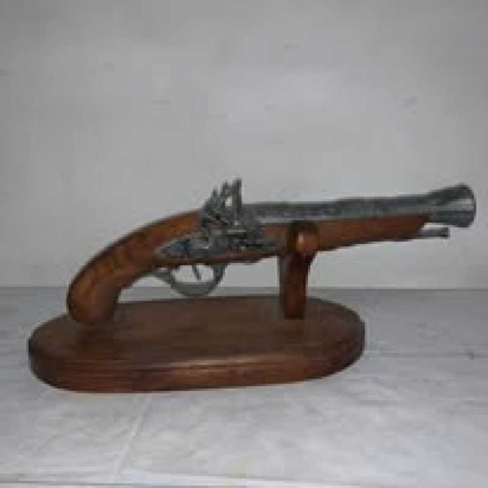 Panoply pistol pe suport de lemn