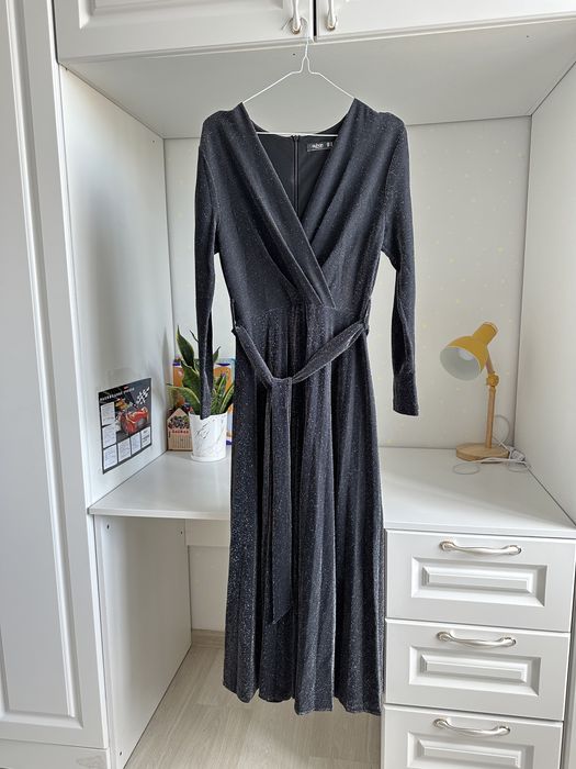 Продам платье размер 44-46 размер, одевала 1 раз.