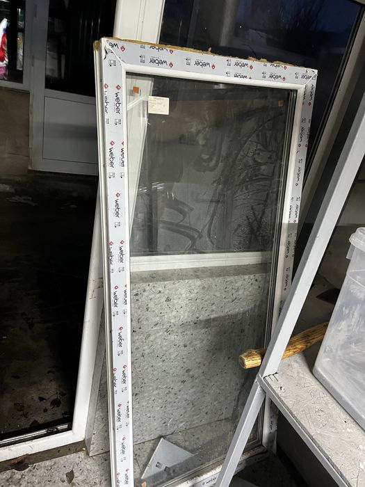 Окно с дверью и подоконником