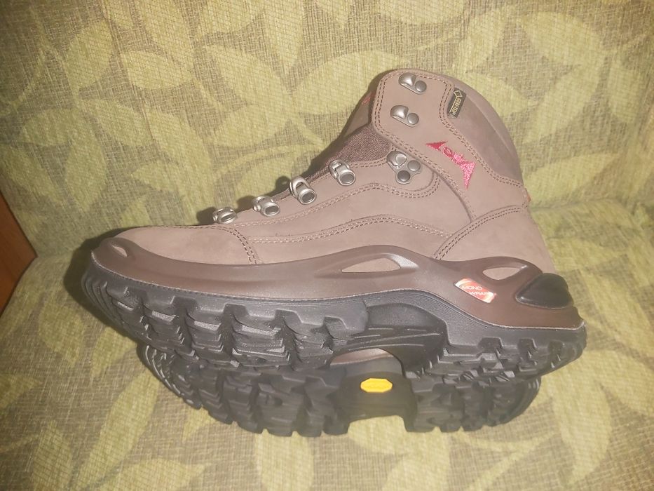Дамски туристически обувки Lowa GTX