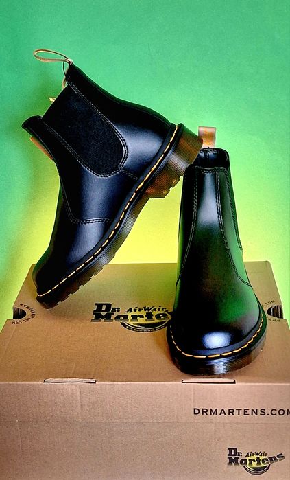 Дамски боти Dr. Martens Vegan 2976 и кецове Converse Platform