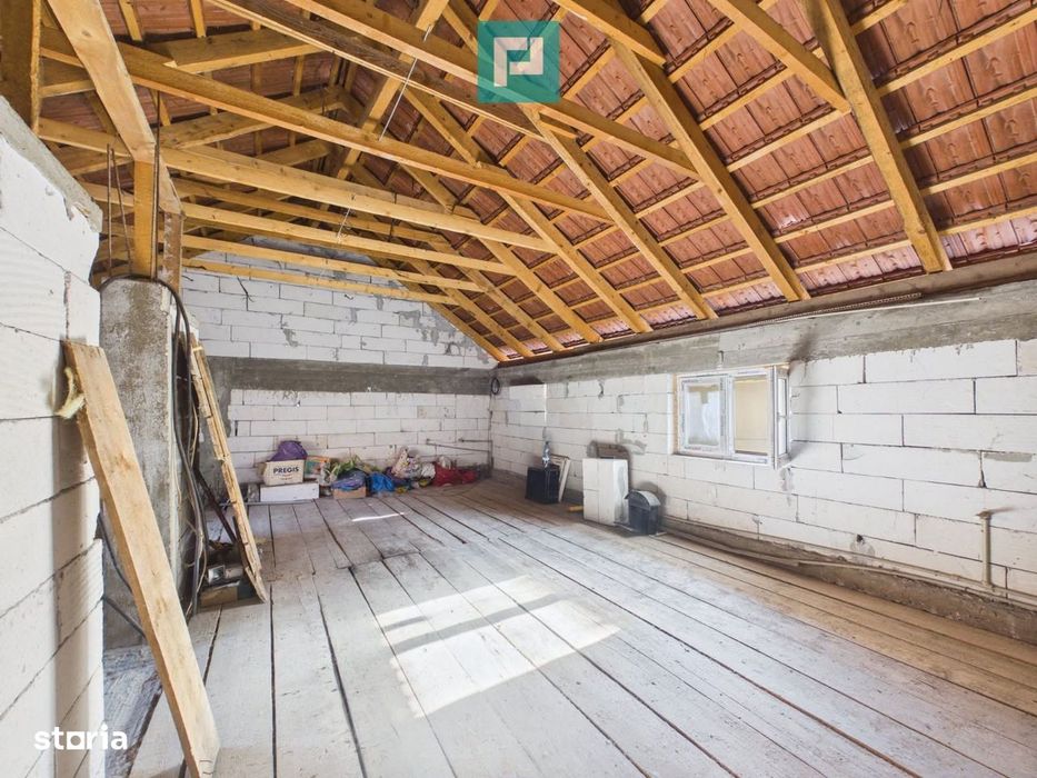 Casă P+E cu două apartamente, zona Drăgășani