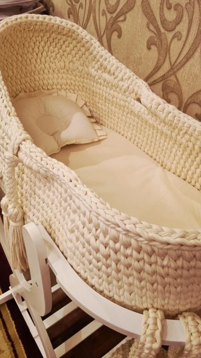 Люлька вязаная светло-бежевого цвета для новорождённых