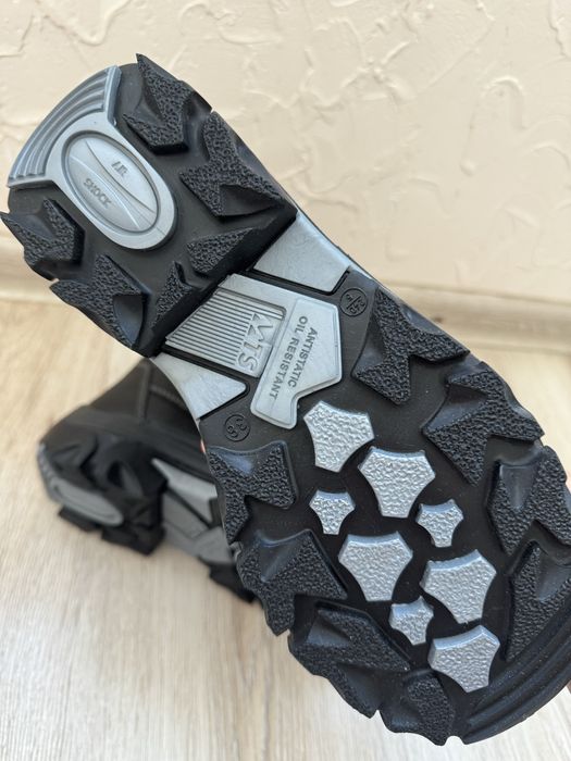 Продам спец обувь