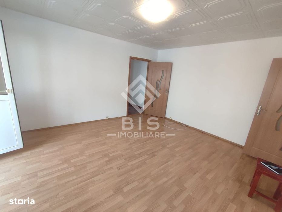 Apartament 3 camere de vanzare.