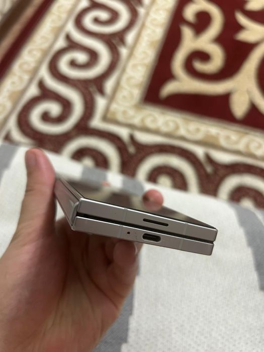Продам  смартфон  z Fold 6