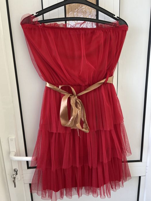 Червена рокля без презрамки