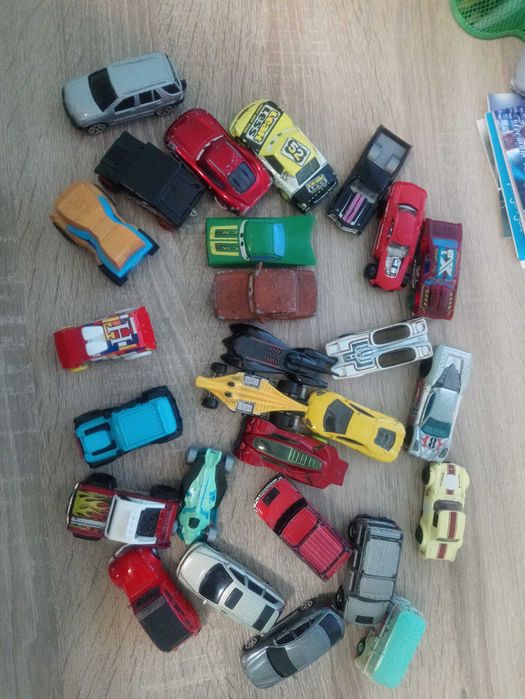 27 метални колички Hot Wheels / CARS + подарък