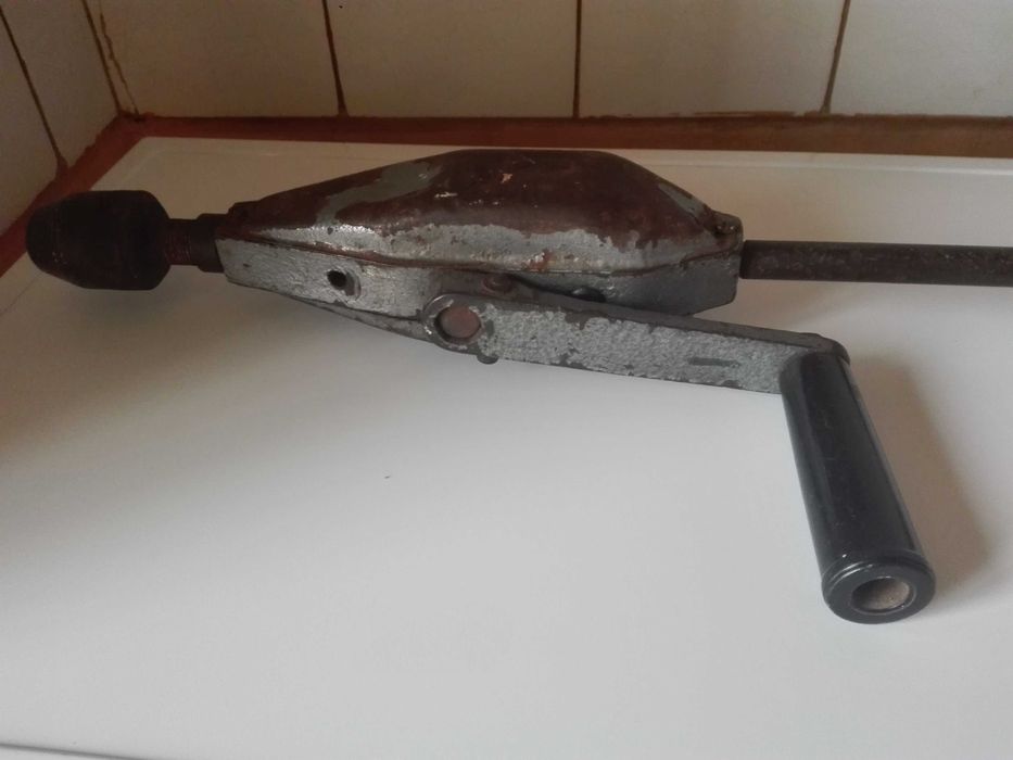 Ръчна дрелка (маткап) , пулверизатор и преса за картофи..