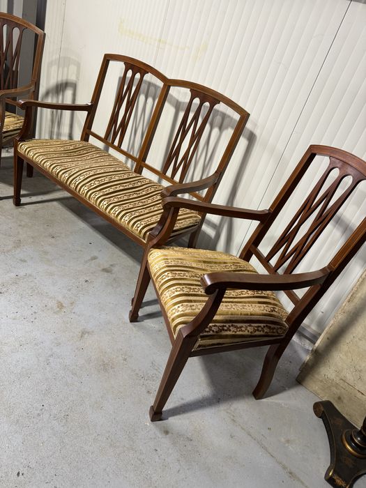 Canapea si doua fotolii cu influente Chippendale