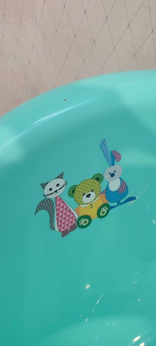 Бебешка вана със стойка и подложка за къпане.