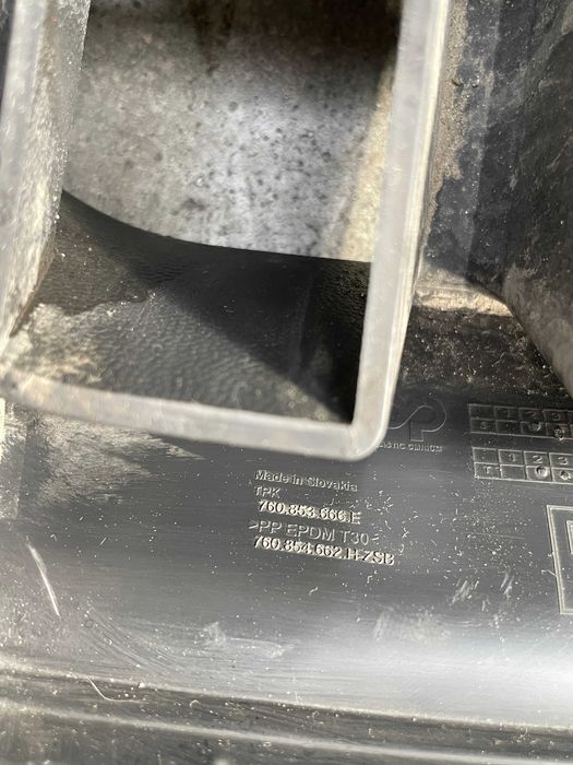 Grila bara fata dreapta Vw Touareg CR7 cod 760853666E