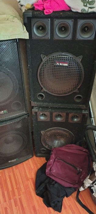 Vând  4 boxe și statie