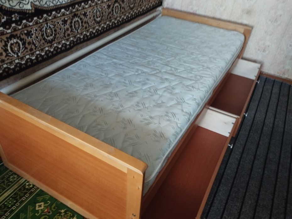 Кровать с выдвижными ящиками.