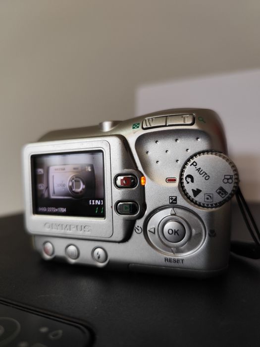 Olympus FE-100 ретро дигитален фотоапарат
