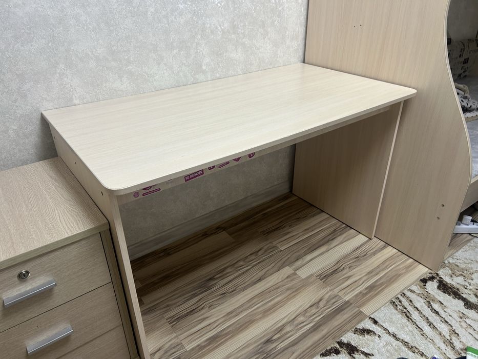 стол для учебы или работы