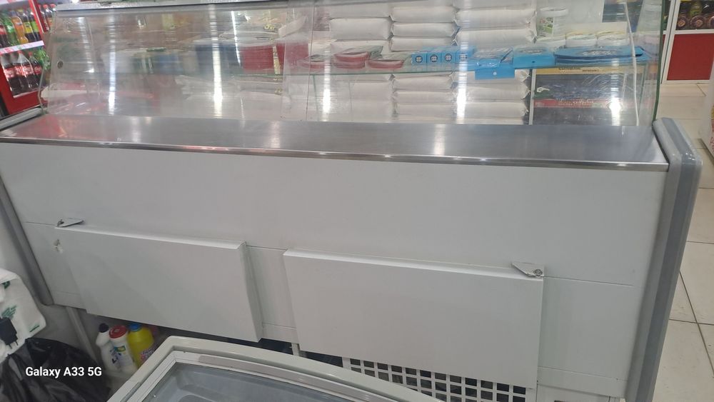 Продам холодильную витрину