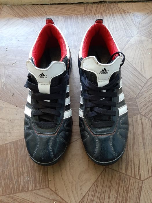 Vand adidasi sport Arata 10/10 ideali pentru sportul in sala si gazon