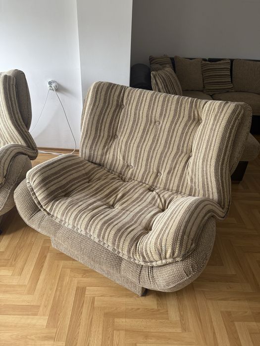 Диван с две кресла и две табуретки