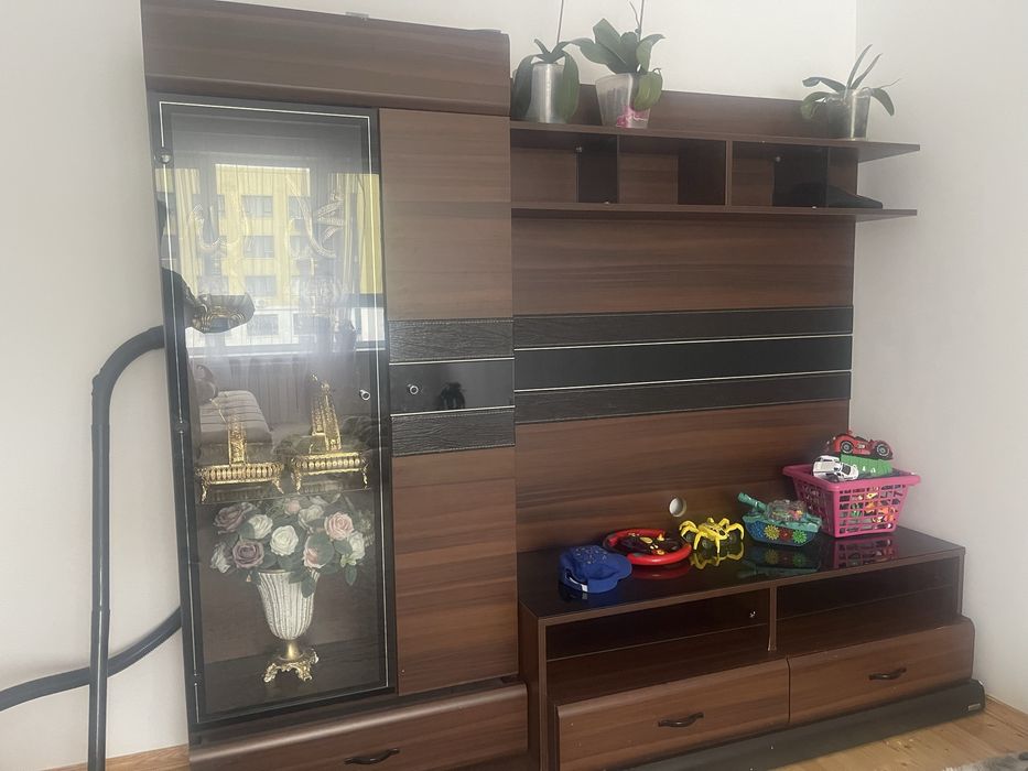 Продам стенку  состояние хорошее без царапин в связи с переездом