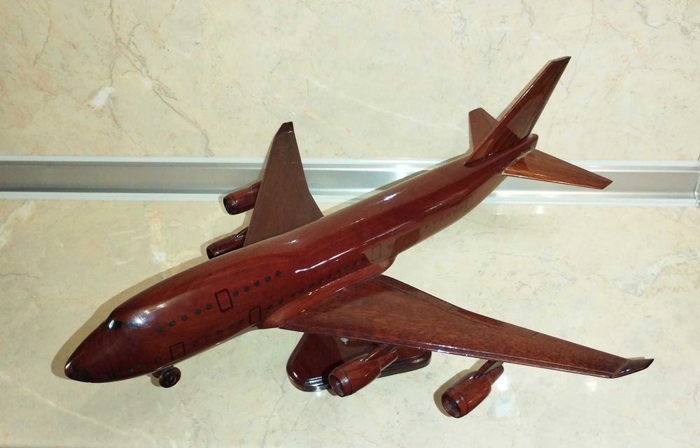Boeing 747 - Ръчно изработен макет от махагон