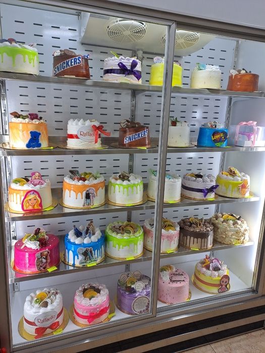 Vitrina holodilnik sotiladi 1000$ holati a'lo