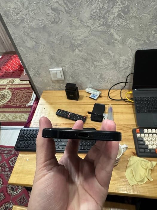 iPhone 15.             .