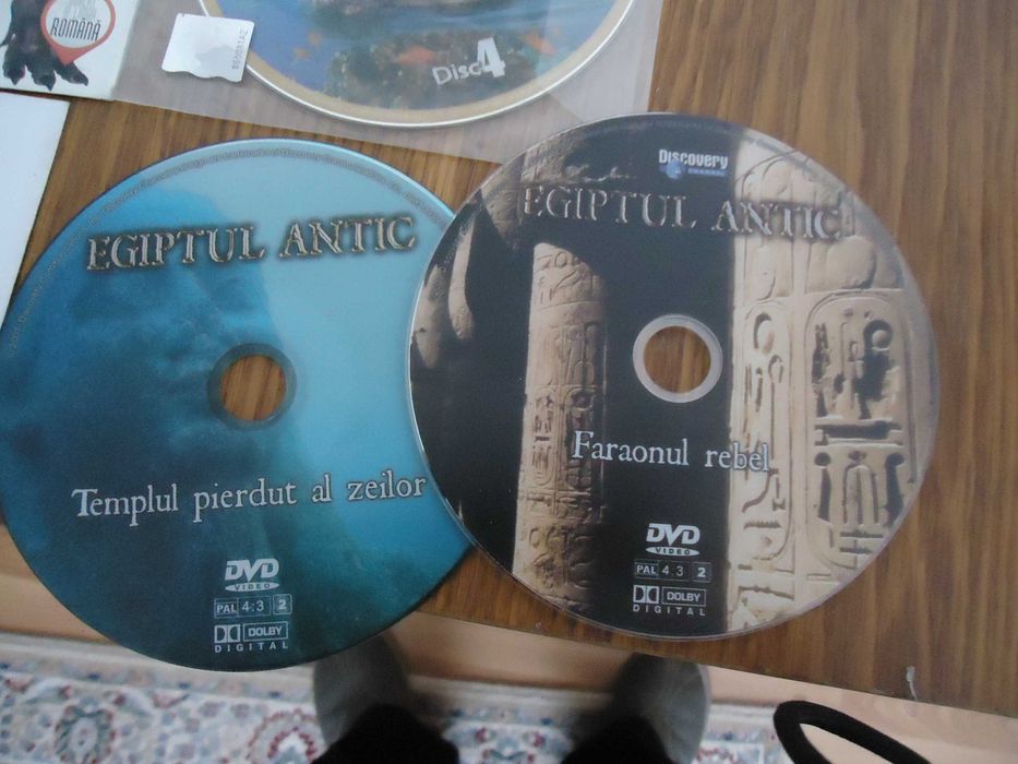 Vand 10 DVD-uri documentare Discovery Channel și Animal Planet