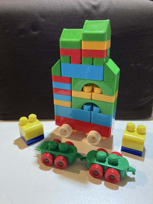 Jucarii: constructii, piese de silicon, lego, furtunase flexibile, etc