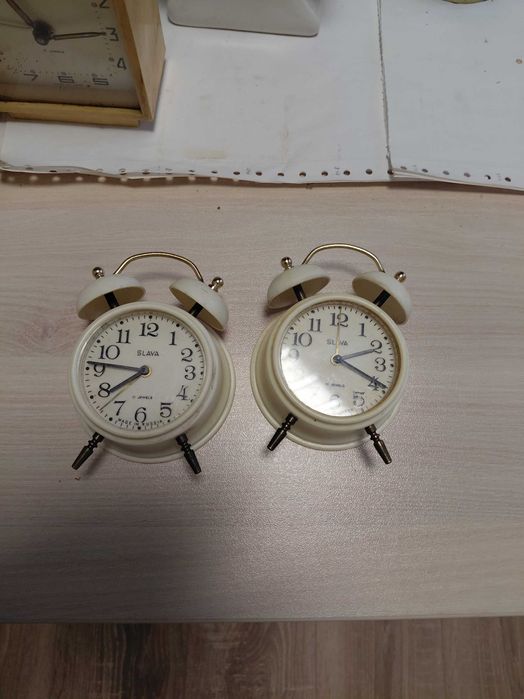 различни часовници всички работещи