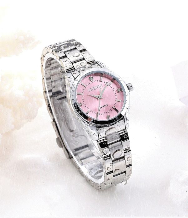 Оригинален Дамски ръчен часовник с кварцов механизъм и метална каишка