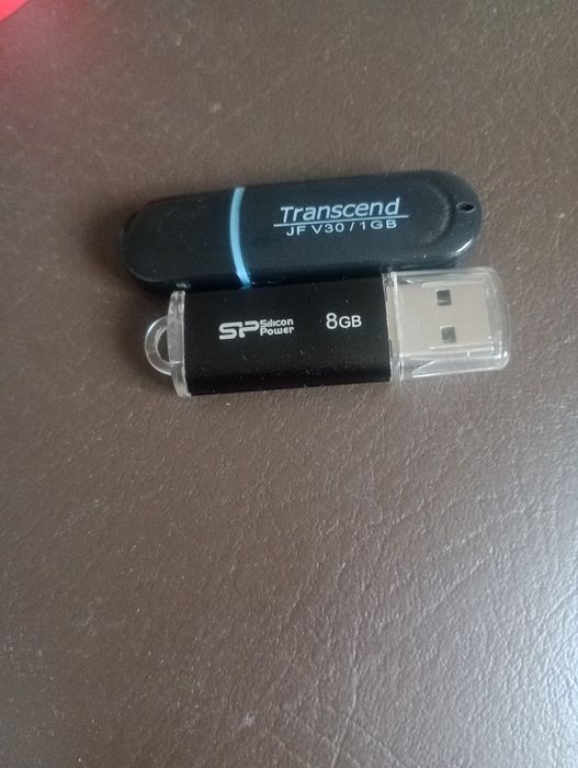 Флешки 8гб и 1гб
