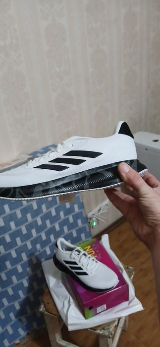 Продам спортивные кроссовки