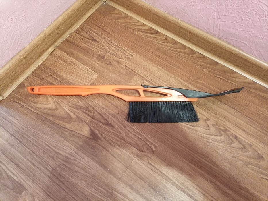 Продаю щётку-скребок для автомобиля.