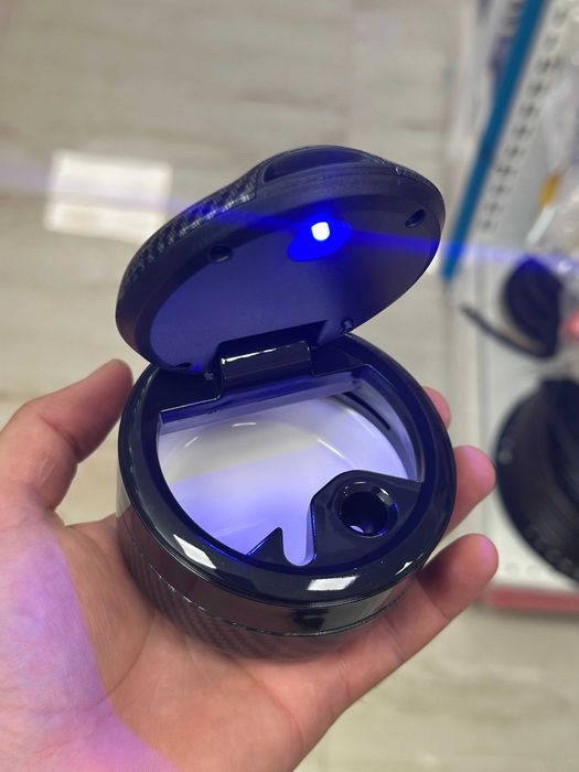 Луксозен пепелник VW с LED светлина – карбон гланц дизайн за автомобил