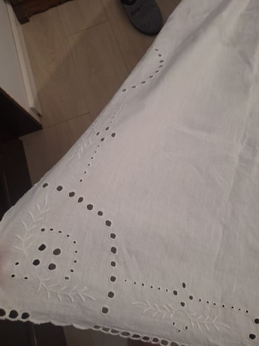 Fata  de  masa  cu  broderie  sparta