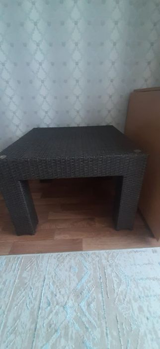 Ротанговый стол для кафе и дачи