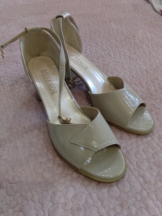 Продам босоножки новые 39 размер